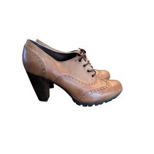 Women’s Lasocki Leather Tan Heeled Wingtip Shoes. Size 40 ( 9 )
